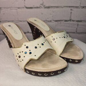 TWO LIPS STUDDED LEATHER SLIP ON HEELS CREAM WITH BROWN STUDDED SOLES SIZE 9